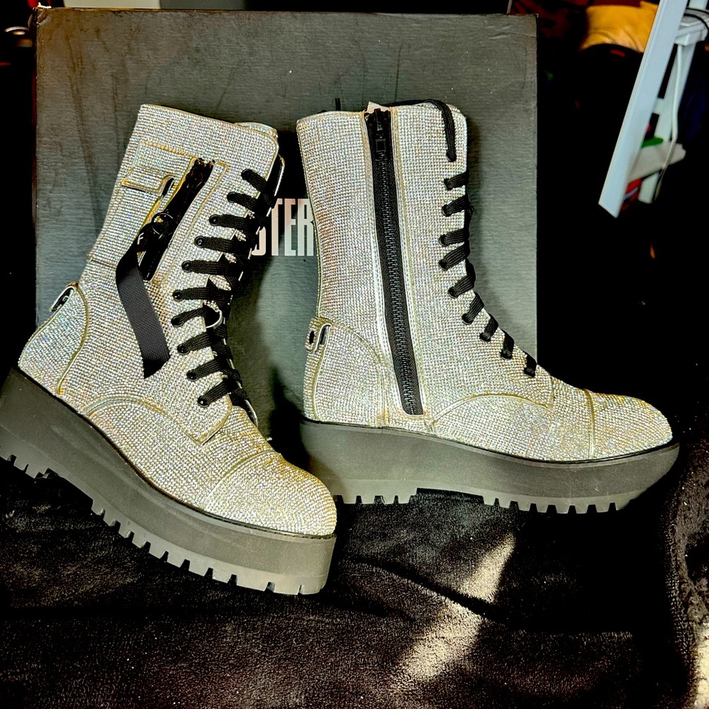 BILLIONAIRE BLING COMBAT BOOTS

CLUB EXX

SIZE 9